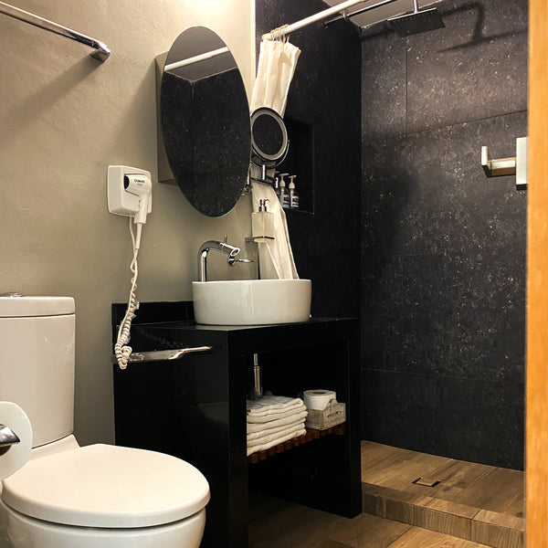 Suite Sodome — regadera privada y amenidades de hotel boutique